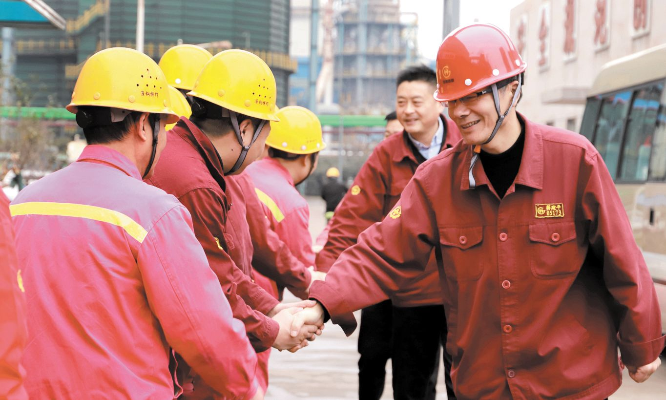 公司總經(jīng)理蔣建平率隊(duì)慰問(wèn)一線(xiàn)職工