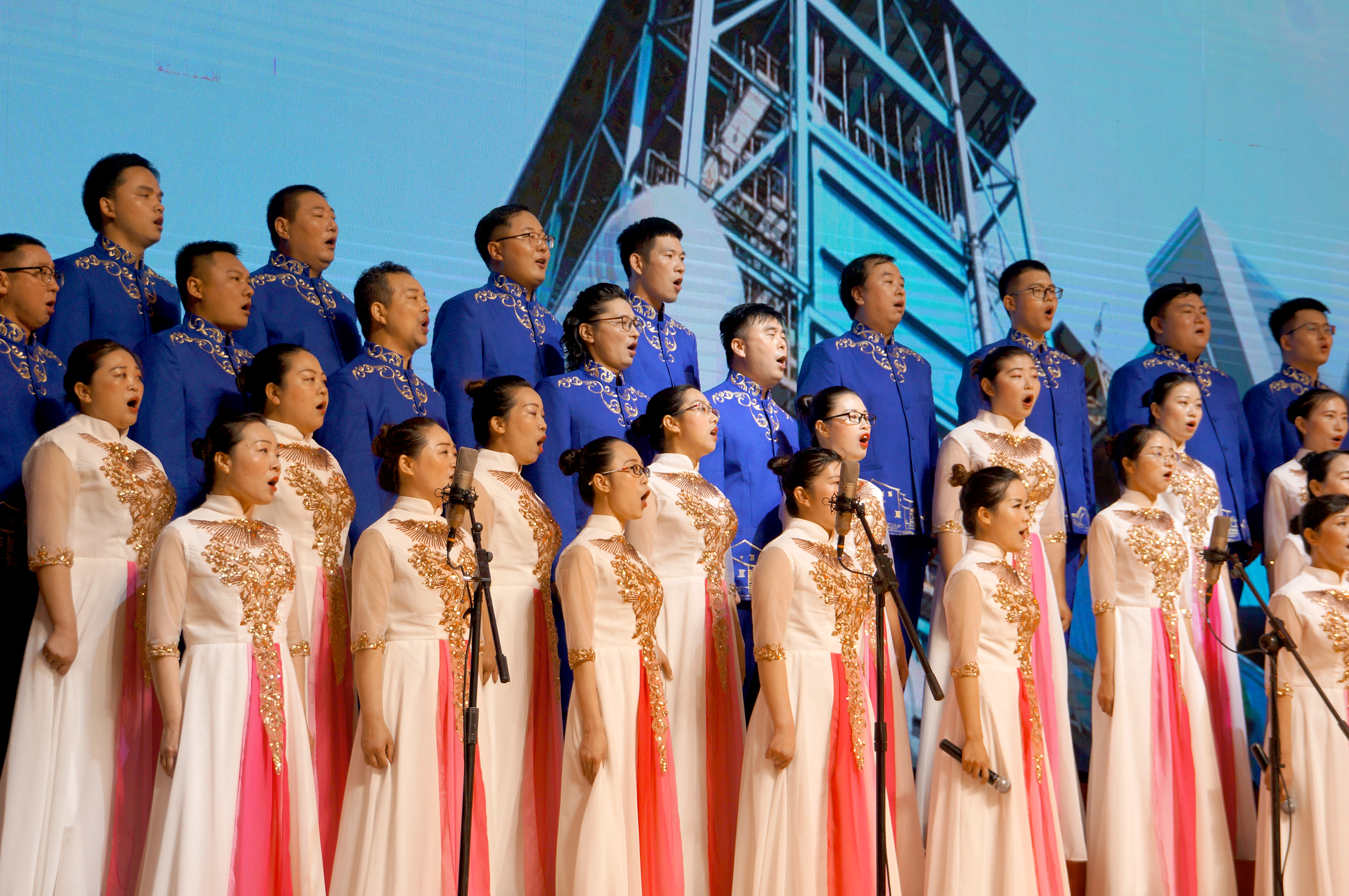 淮鋼合唱隊(duì)在沙鋼建廠(chǎng)45周年大合唱比賽中摘得桂冠